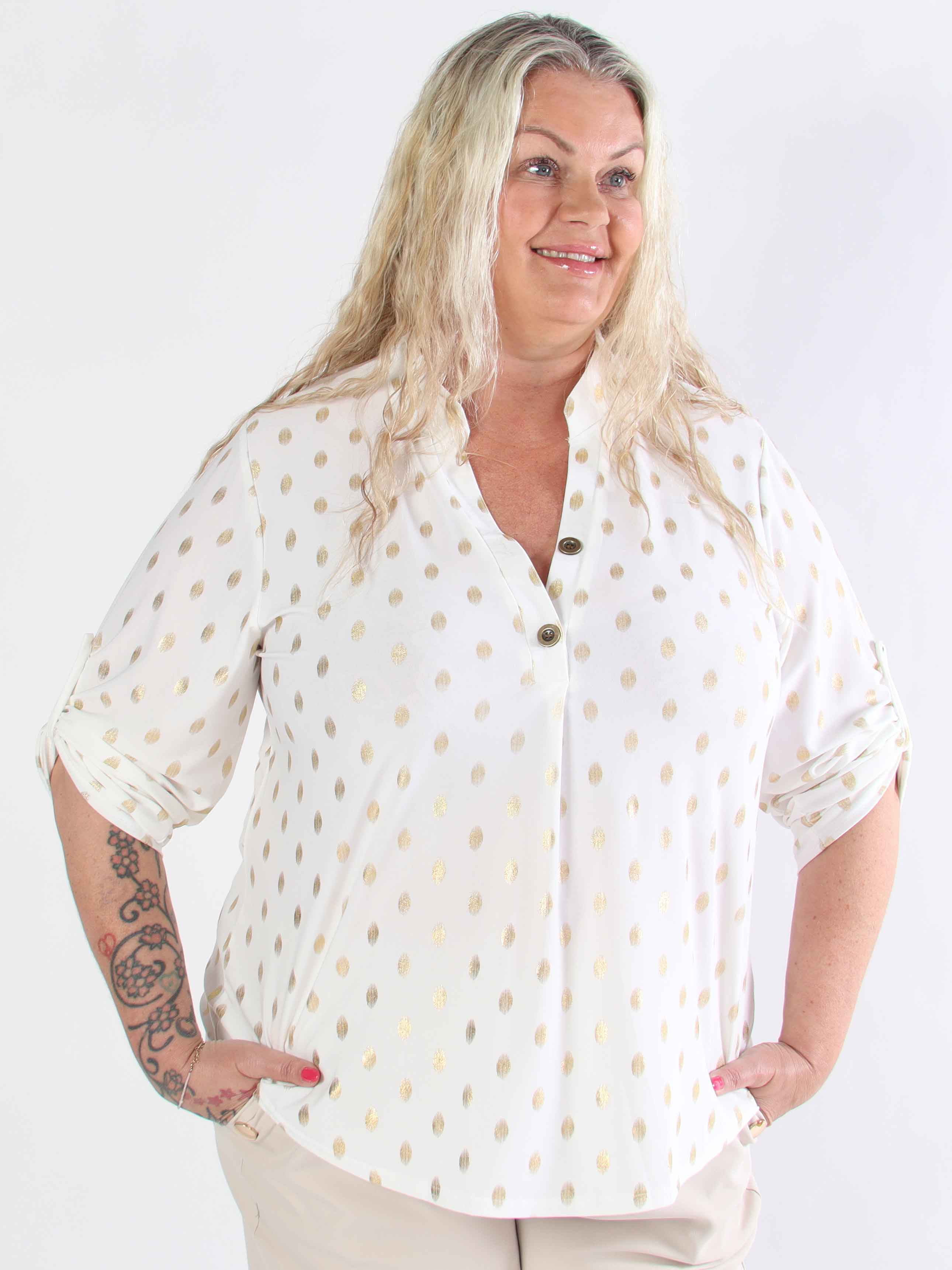 Ebba Gold Shirt - Elastisk plus size bluse med guld dutter
